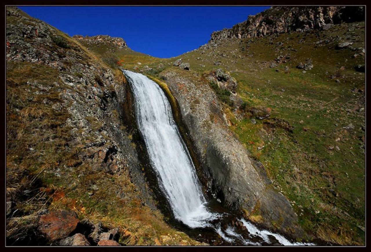 Nikolozi Hotell Kazbegi Exteriör bild